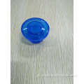 ヤンゲの青いプラスチック製のキャップ